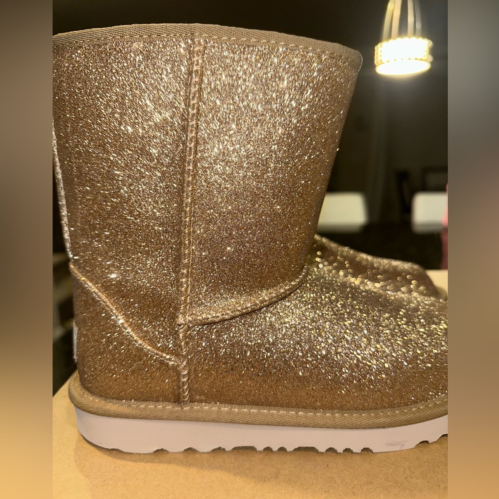 UGG KIDS CLASSIC
SHORT |I GLITTER